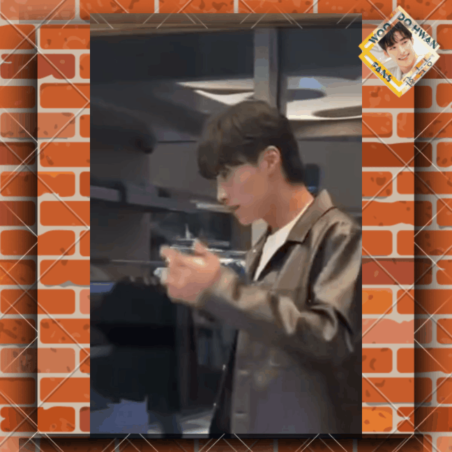A moment captured by a fan of Woo Dohwan