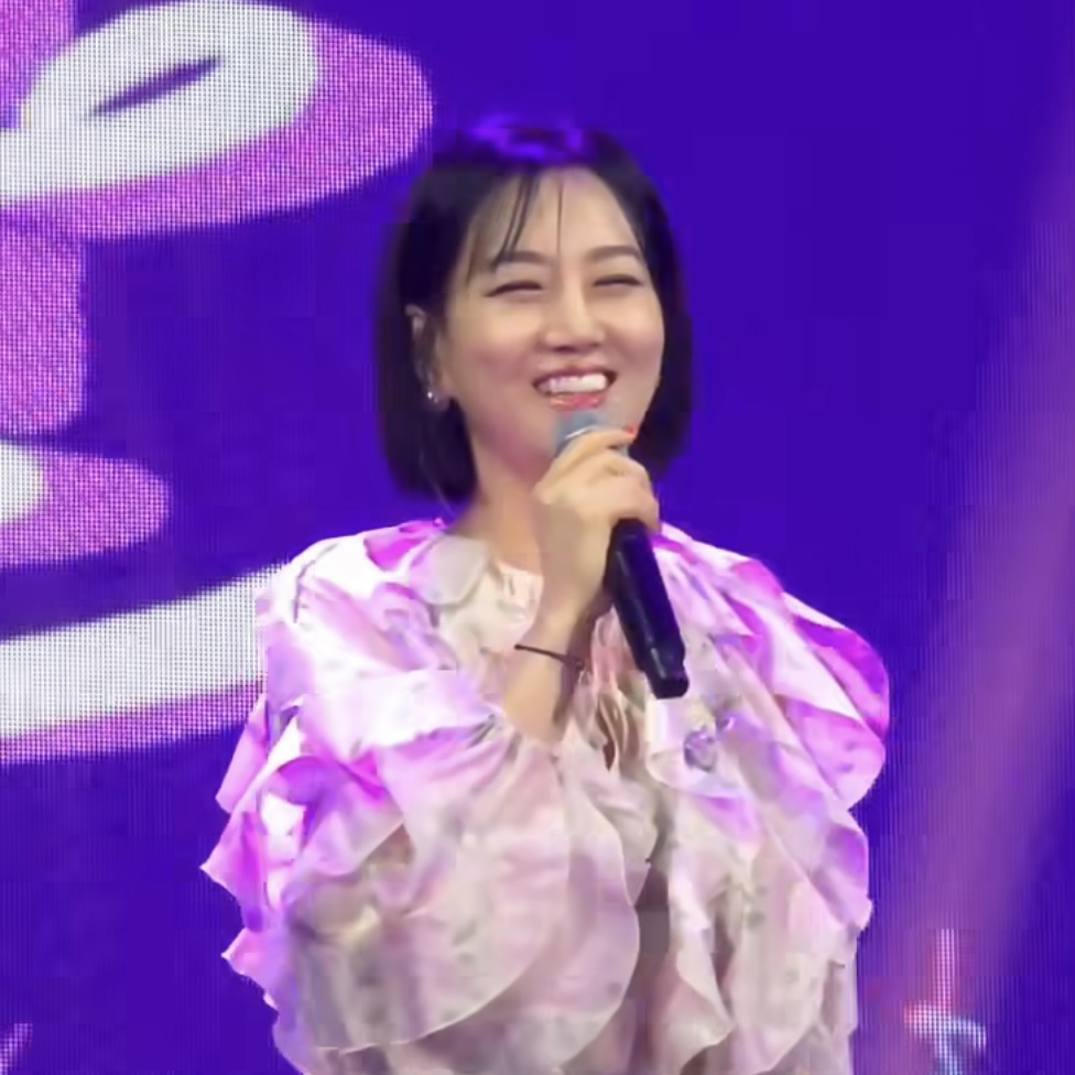 A moment captured by a fan of Jang Yoonjeong