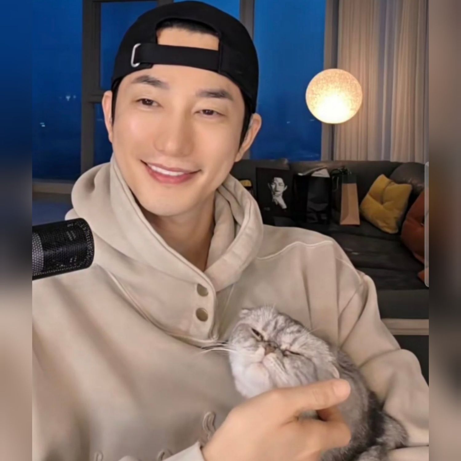 A moment captured by a fan of Park Sihoo