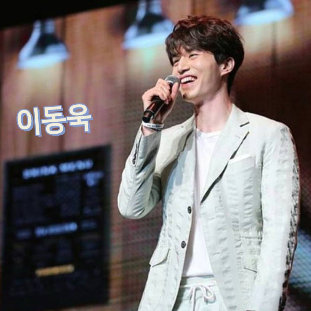 A moment captured by a fan of Lee Dongwook