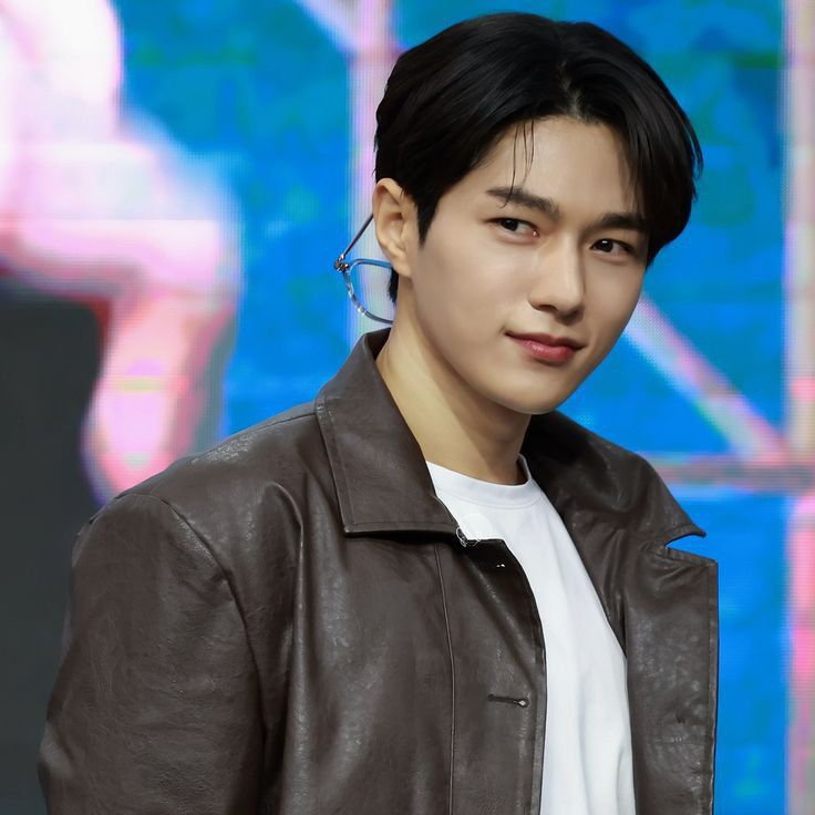 A moment captured by a fan of Kim Myungsoo (L)