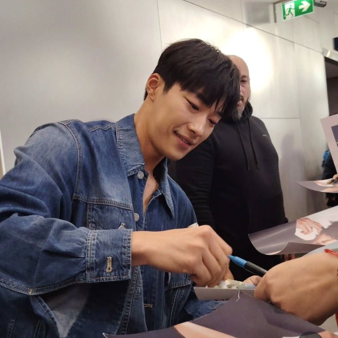 A moment captured by a fan of Woo Dohwan