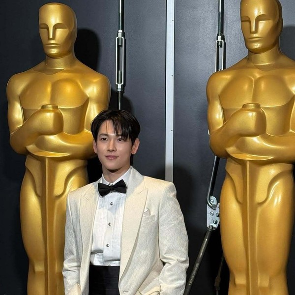 임시완의 매력을 담은 최애돌셀럽 대표 사진