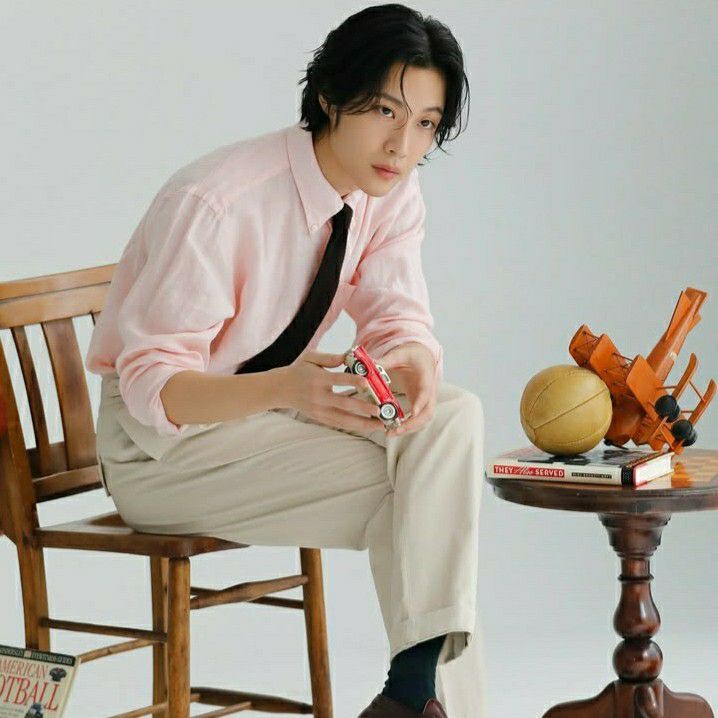 Behind-the-scenes cut of Lee Jongwon