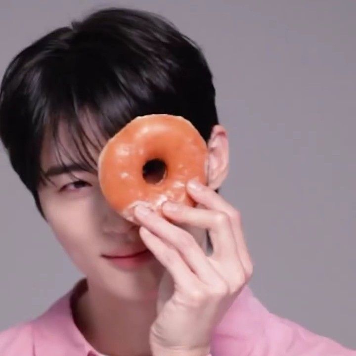 Behind-the-scenes cut of Byeon Wooseok