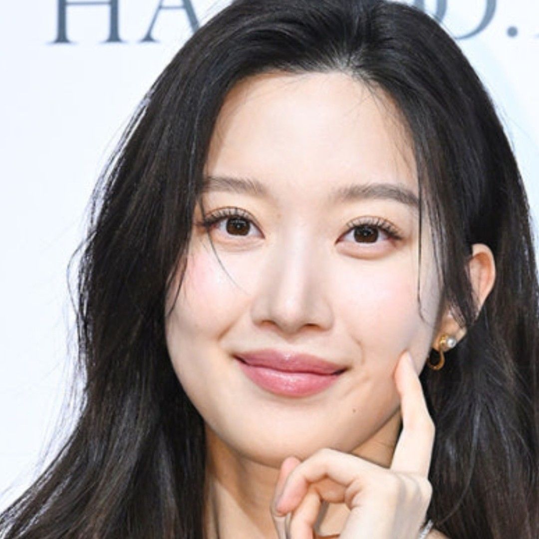 Behind-the-scenes cut of Mun Kayoung