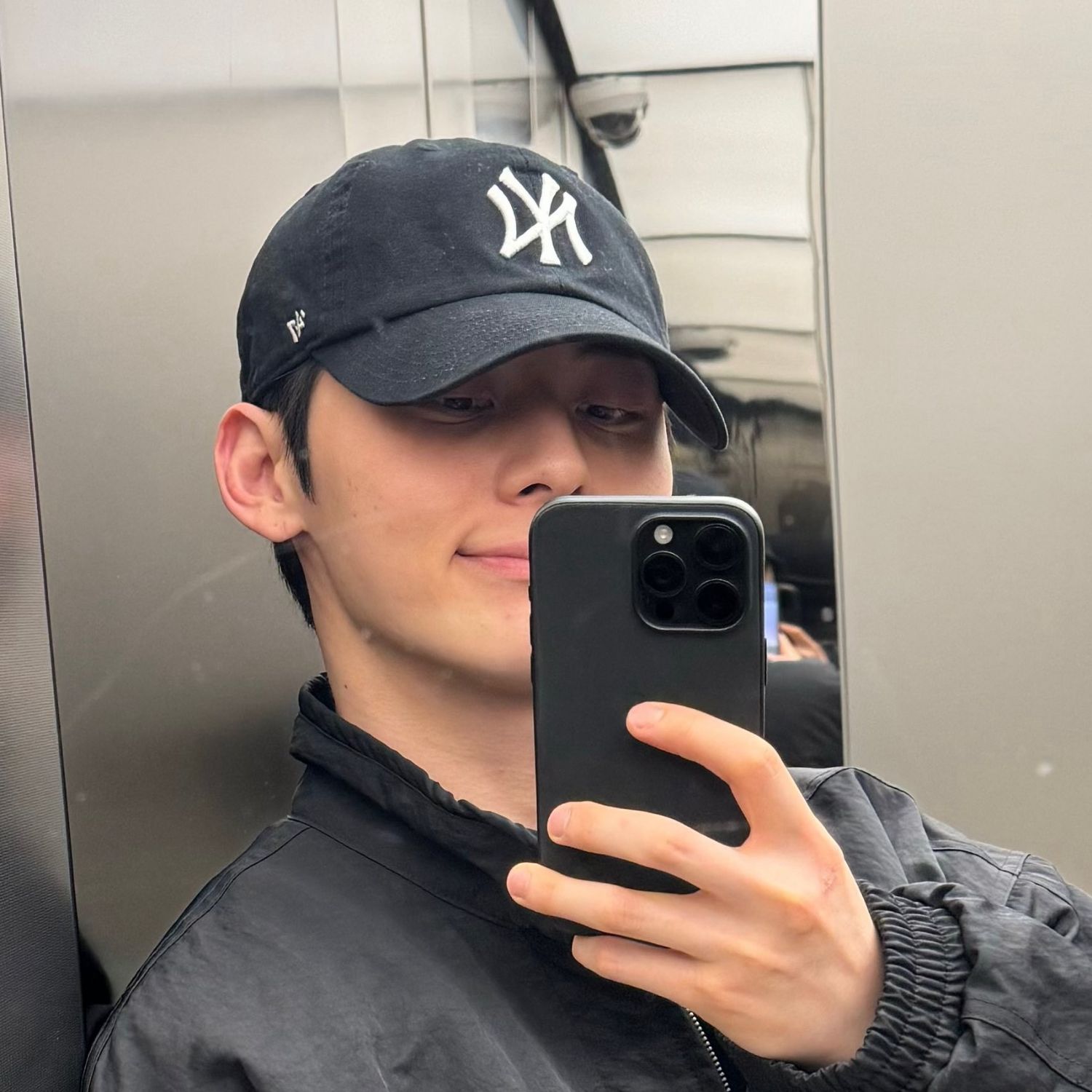 Behind-the-scenes cut of Hwang Minhyun