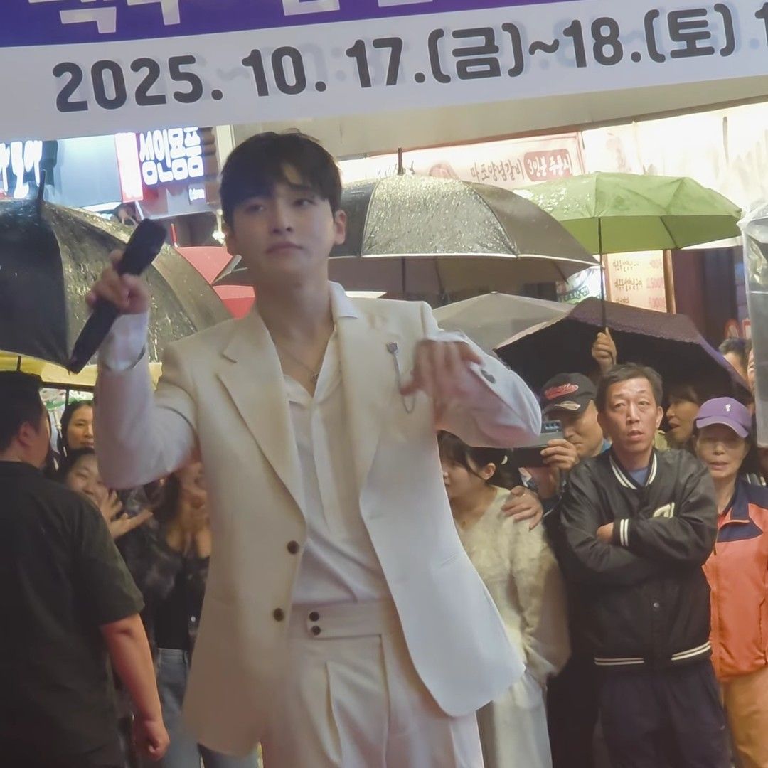 A moment captured by a fan of Seong Ri