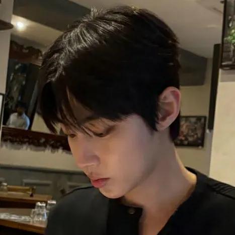 A moment captured by a fan of Hwang Inyoup