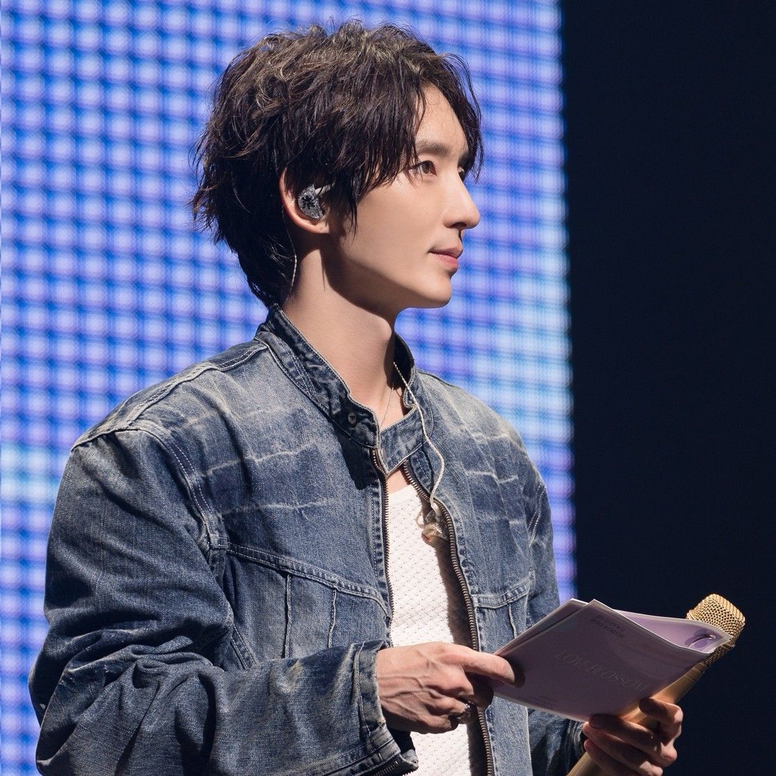 A moment captured by a fan of Lee Joongi