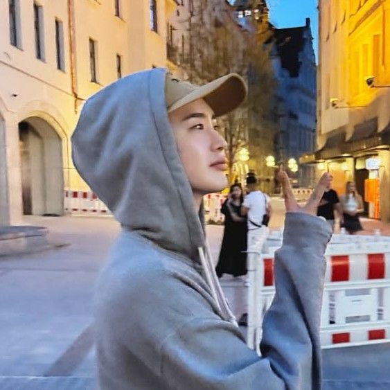 A moment captured by a fan of Lee Jongsuk