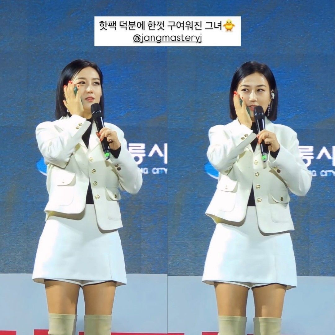 A moment captured by a fan of Jang Yoonjeong