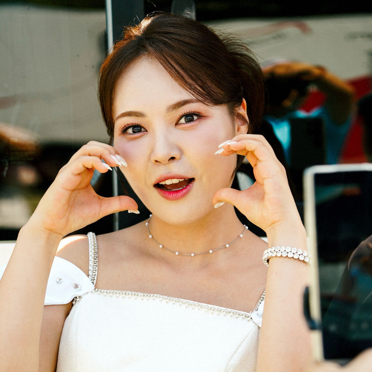 Behind-the-scenes cut of Miss Kim