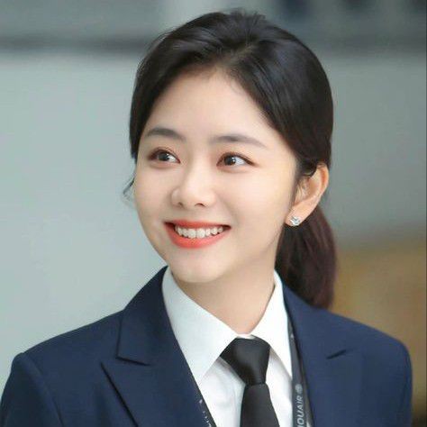 Today’s standout profile photo of Tan Song Yun on Choeaedol Celeb