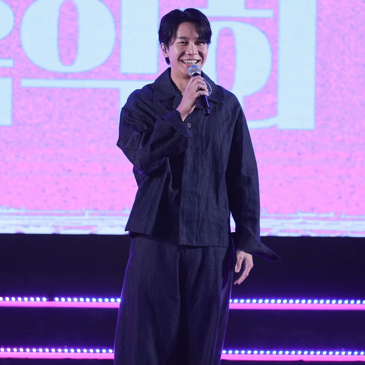 Momen yang diabadikan oleh penggemar Lee Seunggi