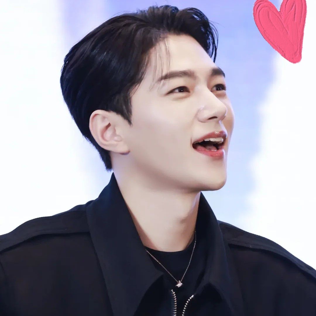 Behind-the-scenes cut of Kim Myungsoo (L)