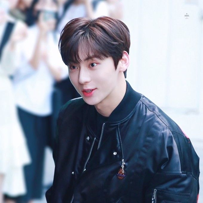 A moment captured by a fan of Hwang Minhyun