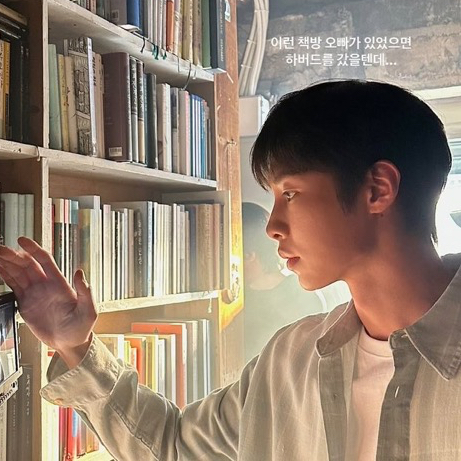 A moment captured by a fan of Lee Jaewook