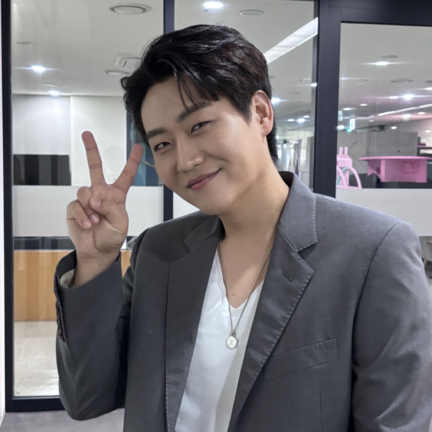 Behind-the-scenes cut of Min Soohyun