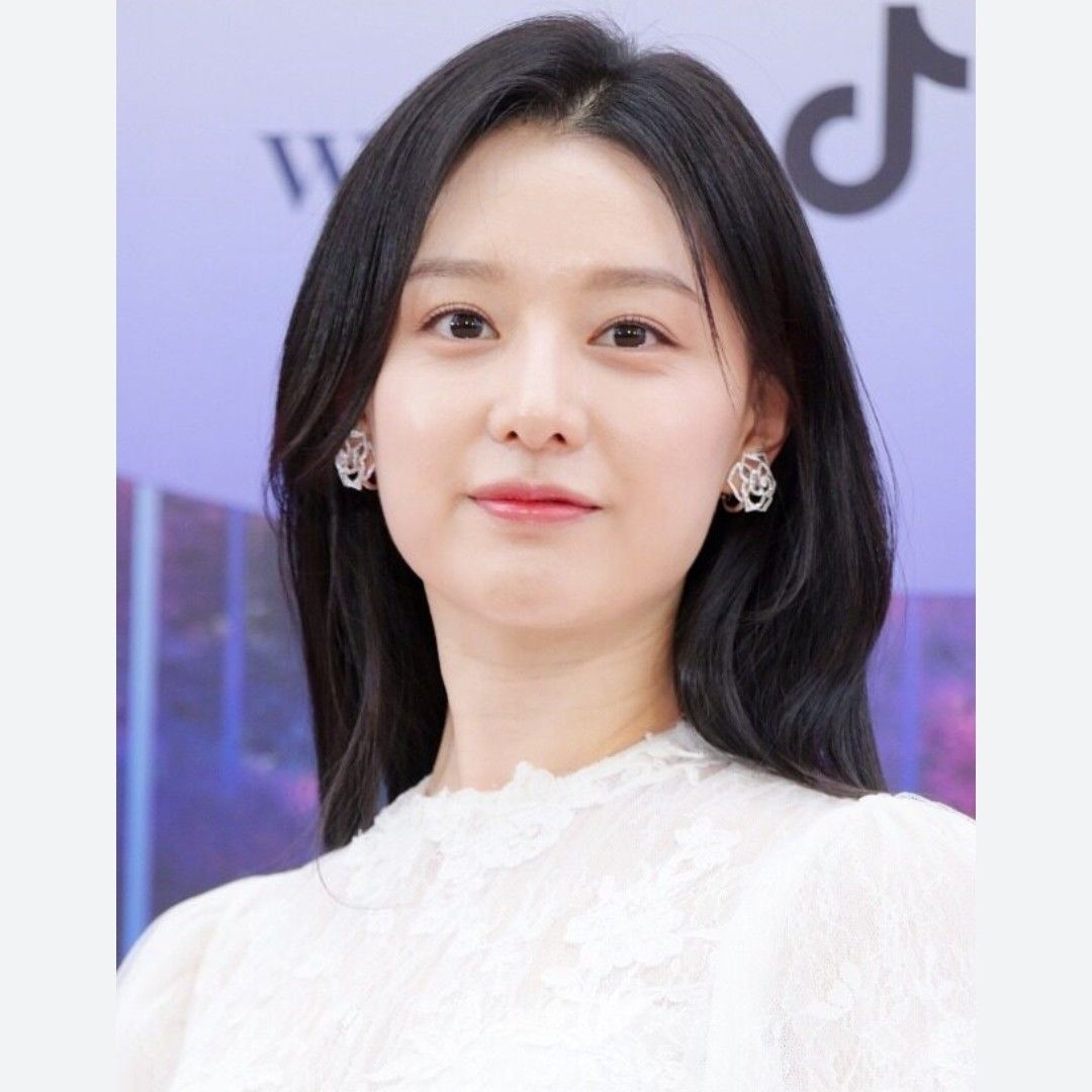 Behind-the-scenes cut of Kim Jiwon