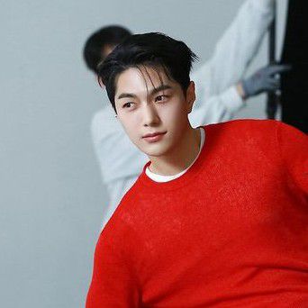 Behind-the-scenes cut of Kim Myungsoo (L)