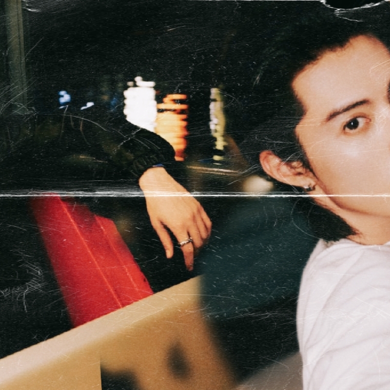 A moment captured by a fan of Dylan Wang