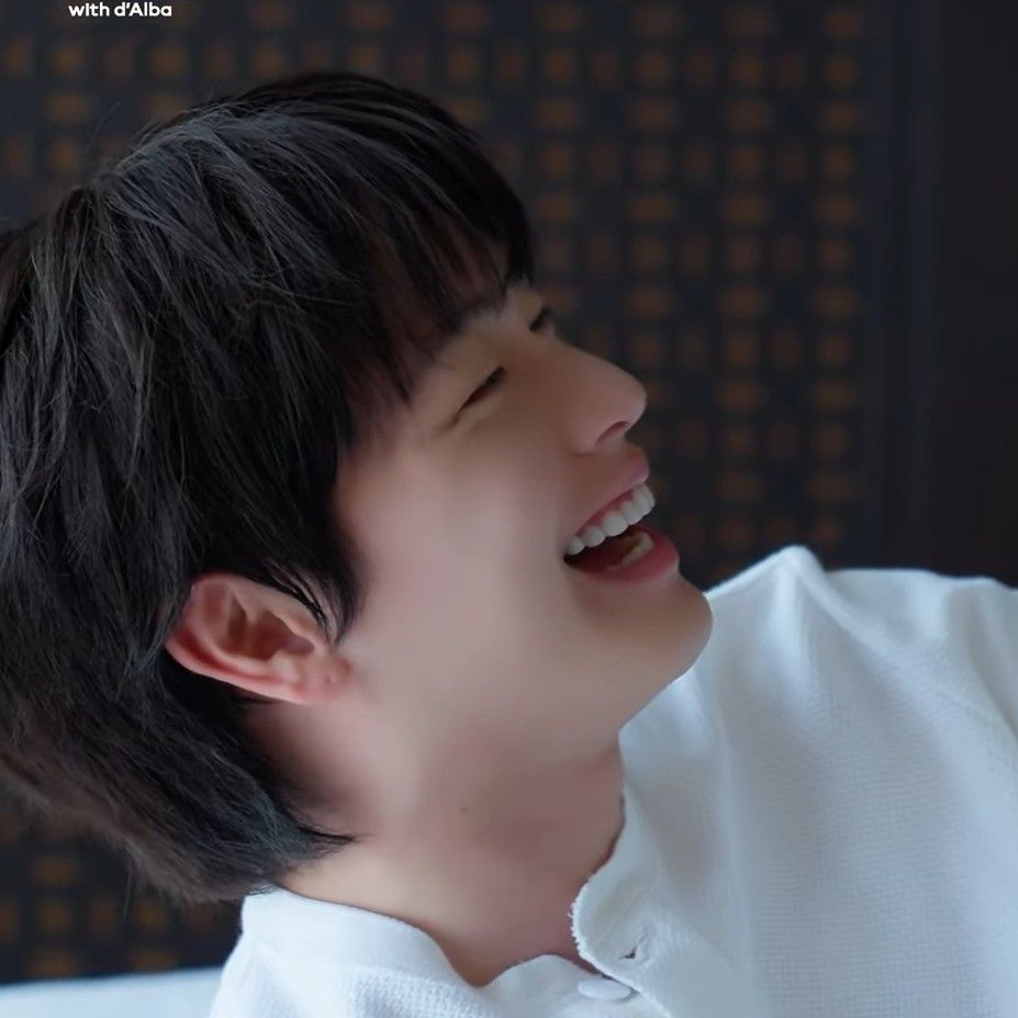 A moment captured by a fan of Yook Sungjae