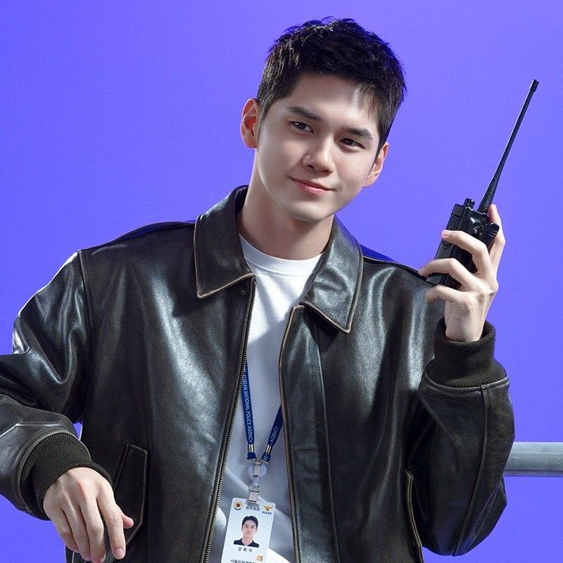 粉丝拍下的邕圣祐瞬间