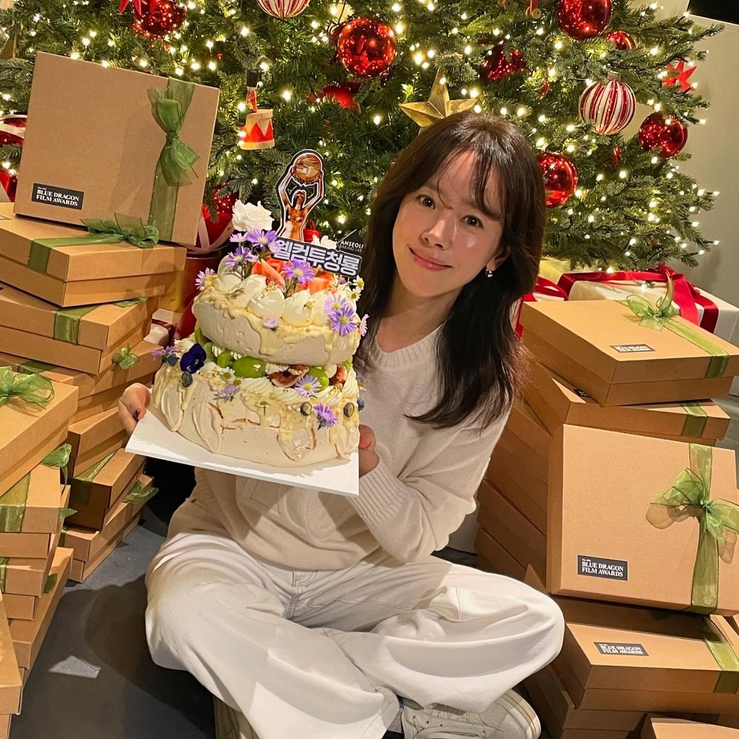 Behind-the-scenes cut of Han Jimin