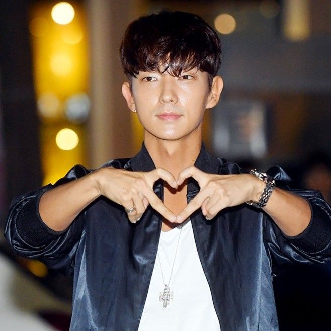 A moment captured by a fan of Lee Joongi