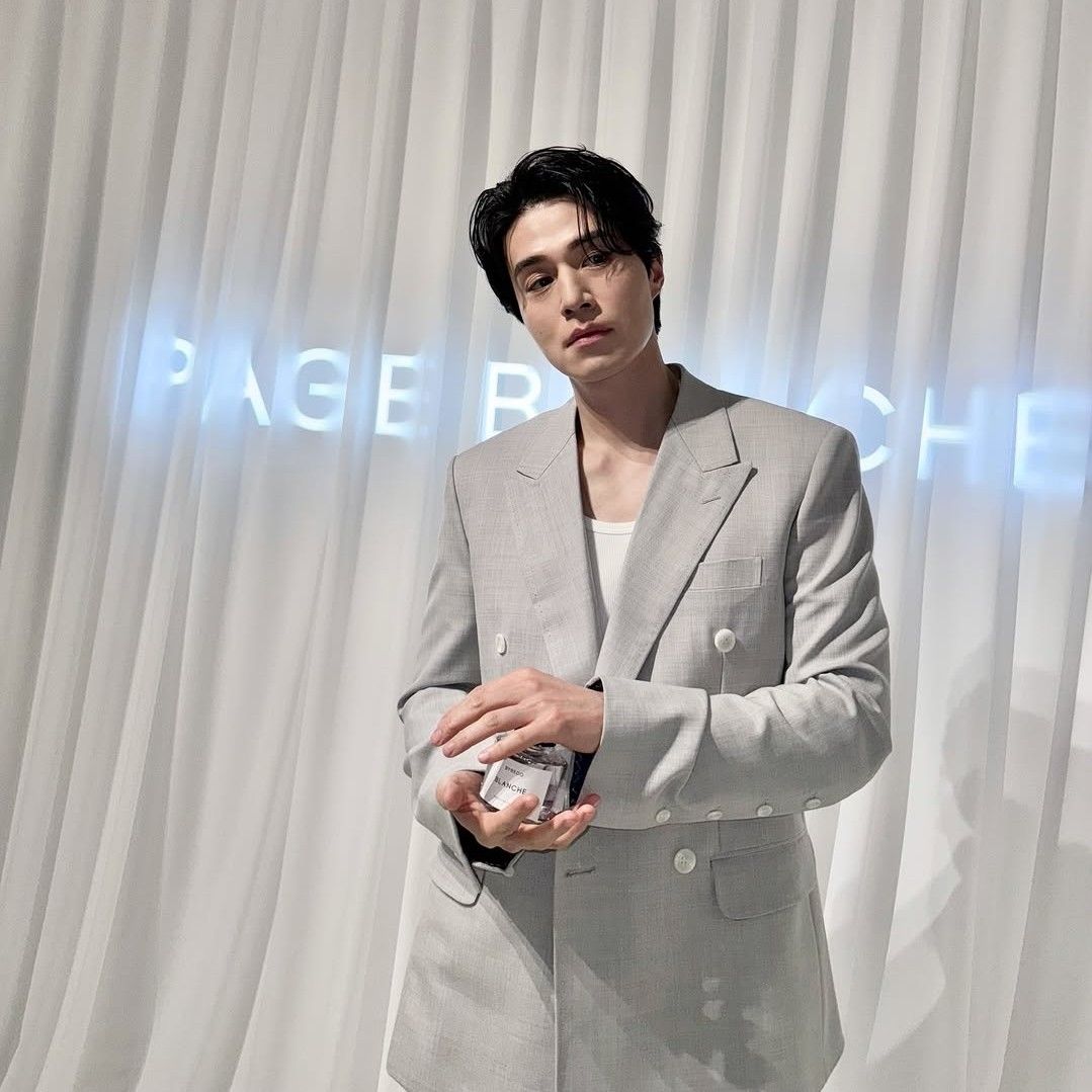 A moment captured by a fan of Lee Dongwook