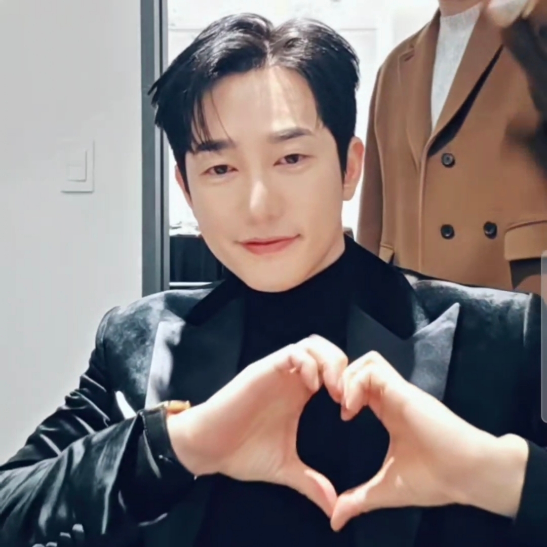 A moment captured by a fan of Park Sihoo