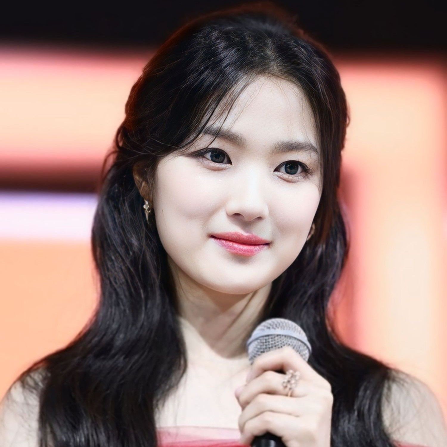 Behind-the-scenes cut of Kim Hyeyoon