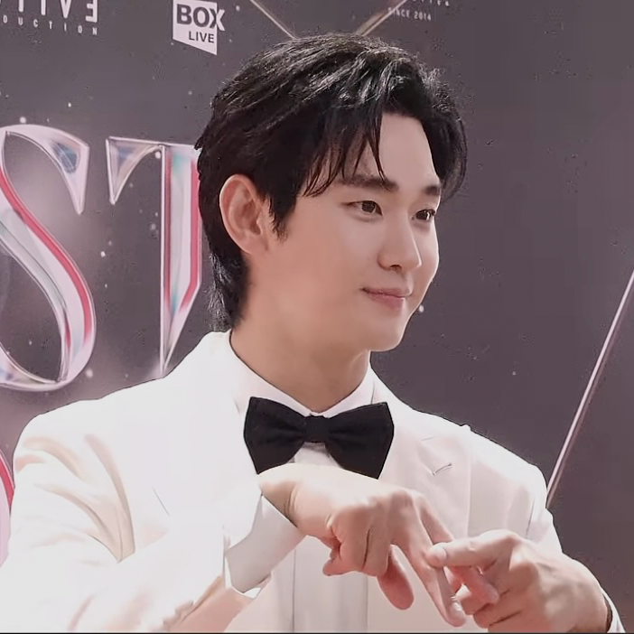 粉丝拍下的金秀贤瞬间