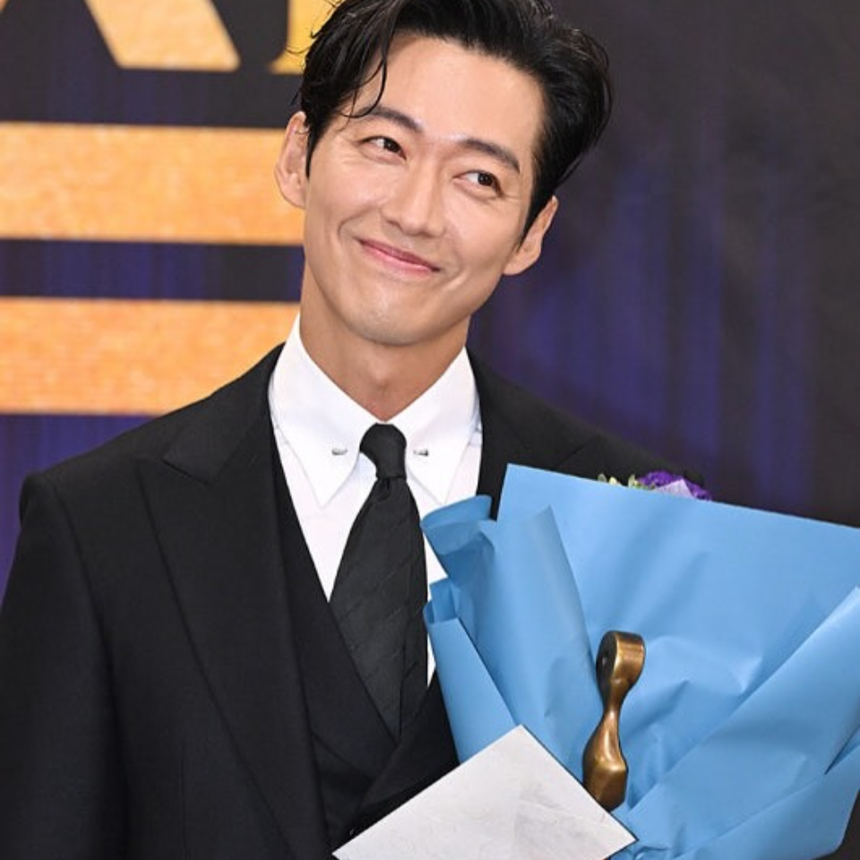 Behind-the-scenes cut of Namkoong Min