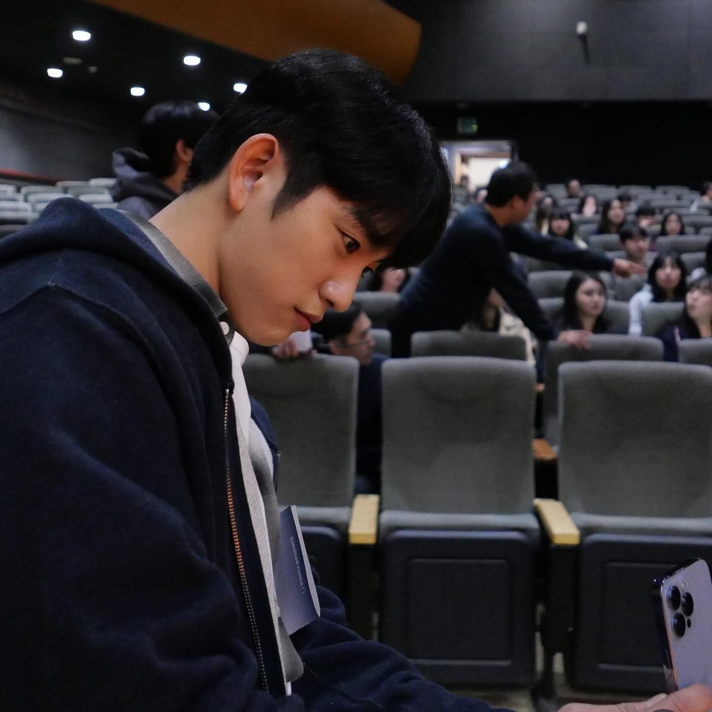 A moment captured by a fan of Park Jinyoung