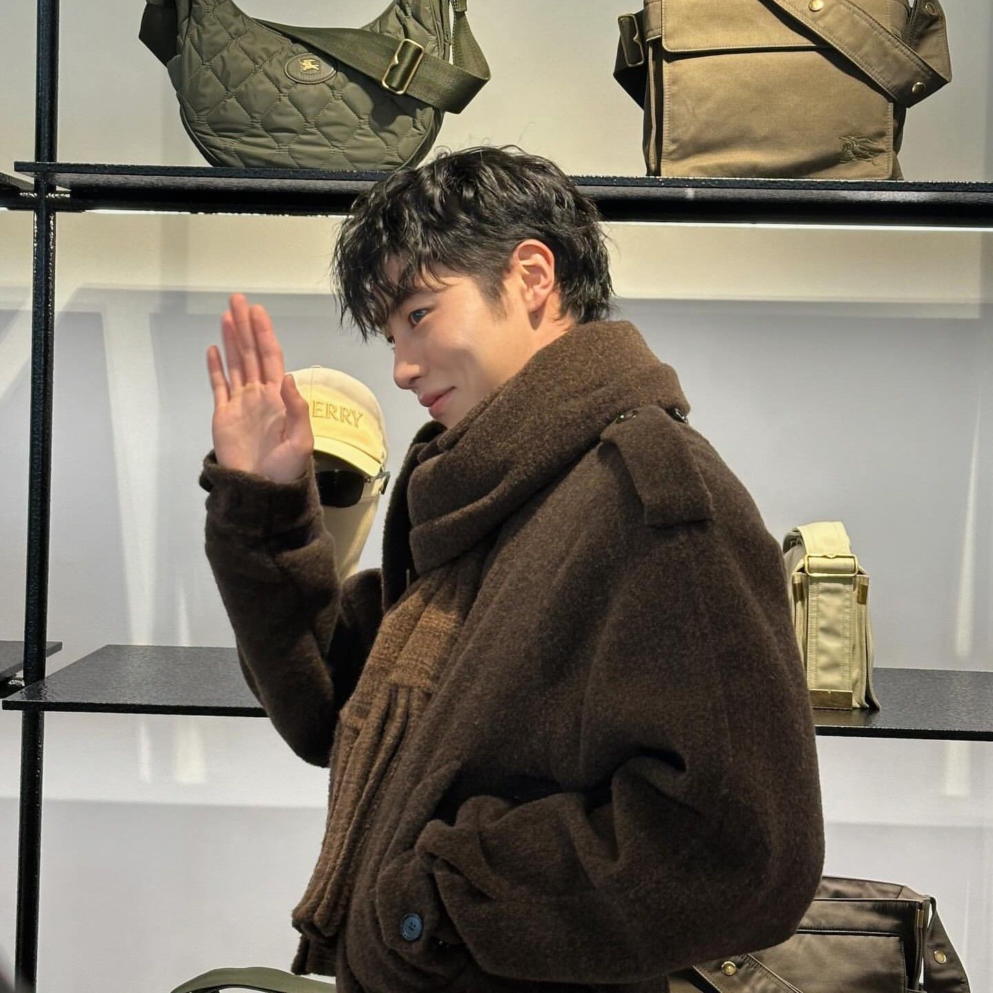 A moment captured by a fan of Lee Jaewook