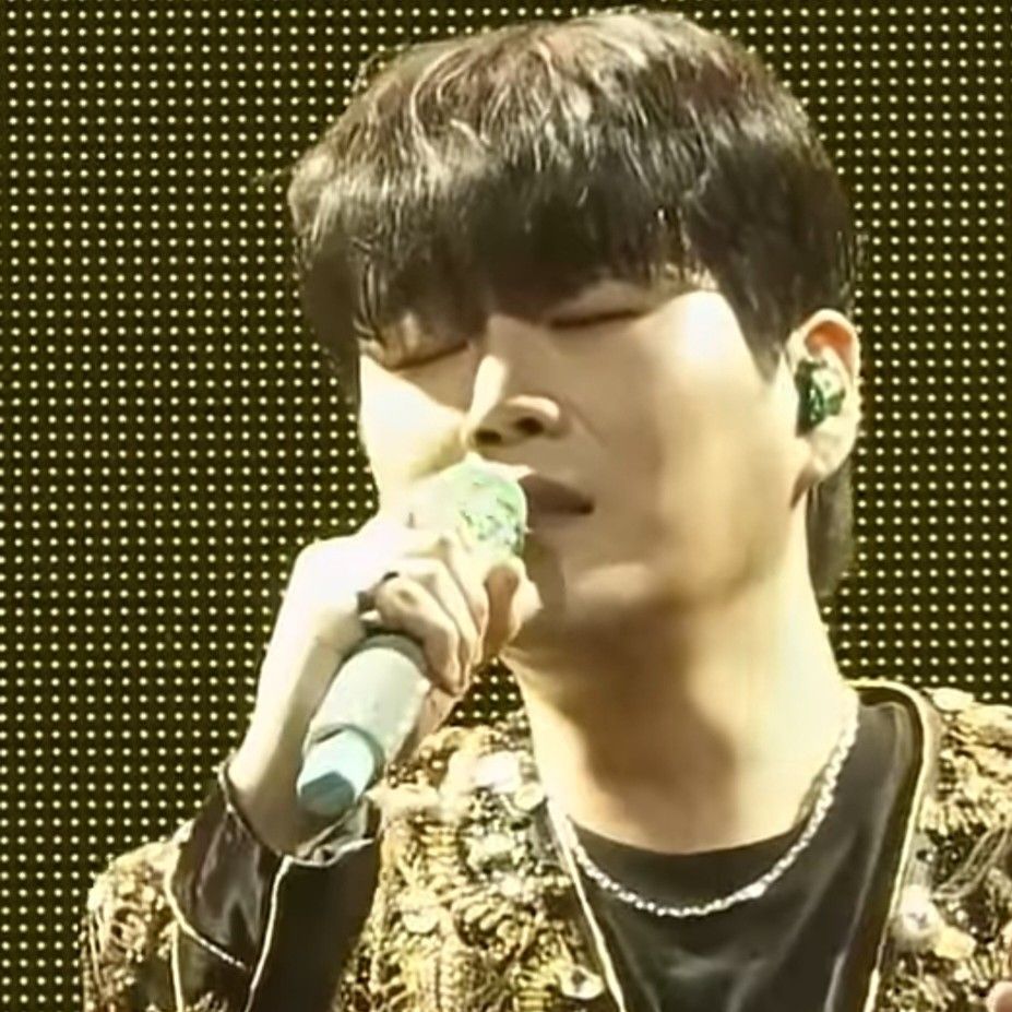 A moment captured by a fan of Hwang Youngwoong