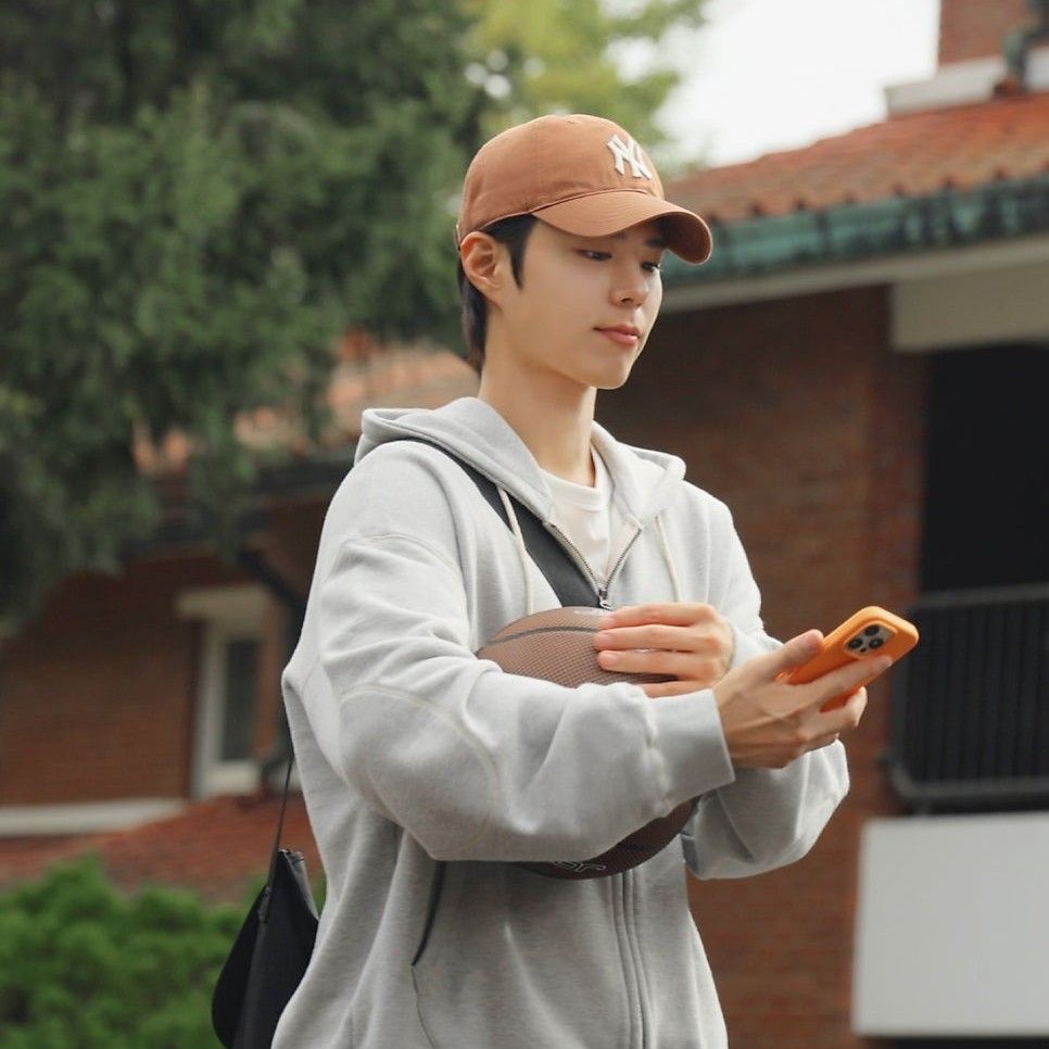 A moment captured by a fan of Park Bogum