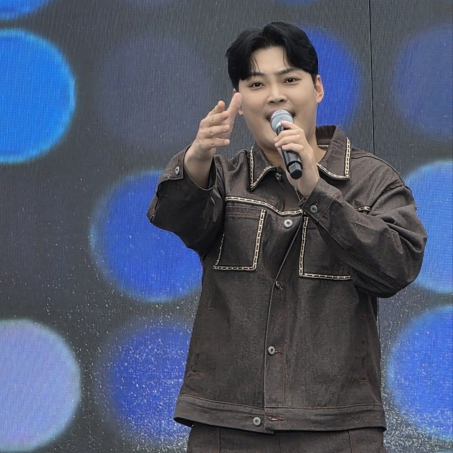 A moment captured by a fan of Kim Kyungmin