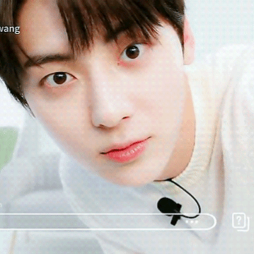 A moment captured by a fan of Hwang Minhyun