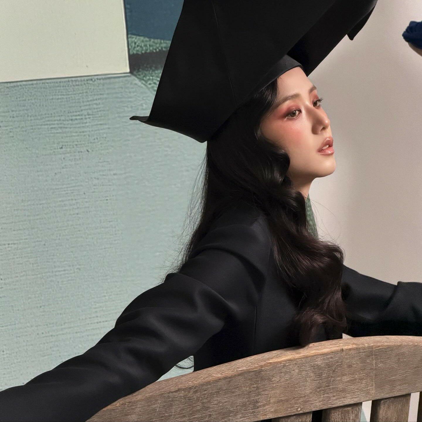 Behind-the-scenes cut of Jisoo (1995)