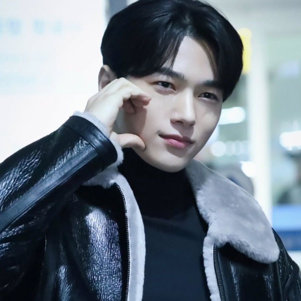 Latest photo of Kim Myungsoo (L)