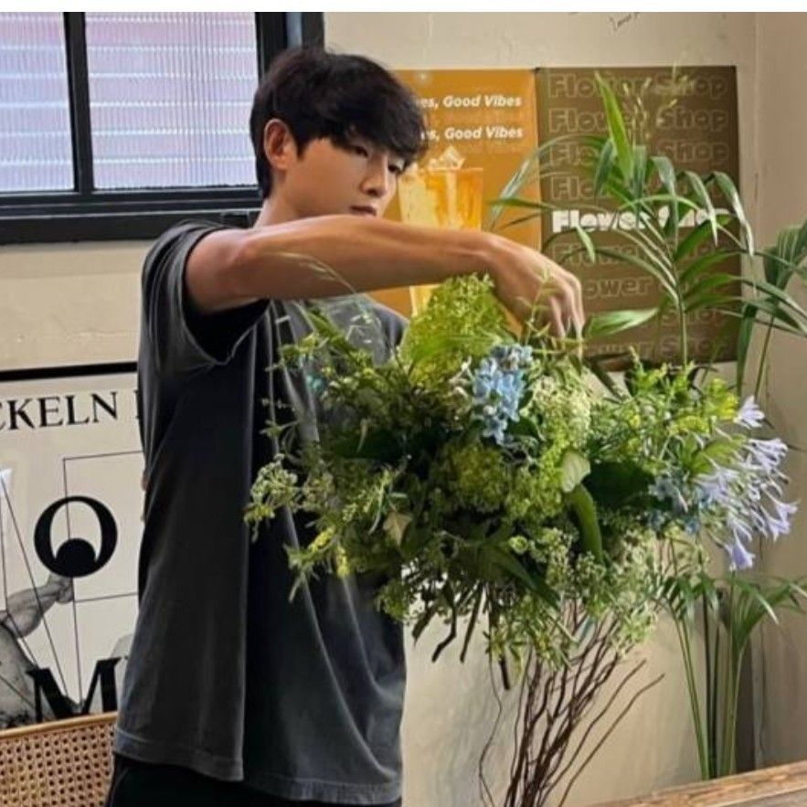 Recent activity shot of Song Joongki