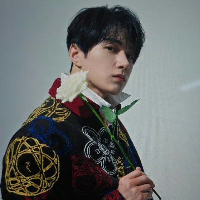 Behind-the-scenes cut of Kim Myungsoo (L)