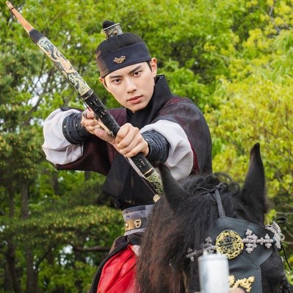 Behind-the-scenes cut of Lee Chaemin