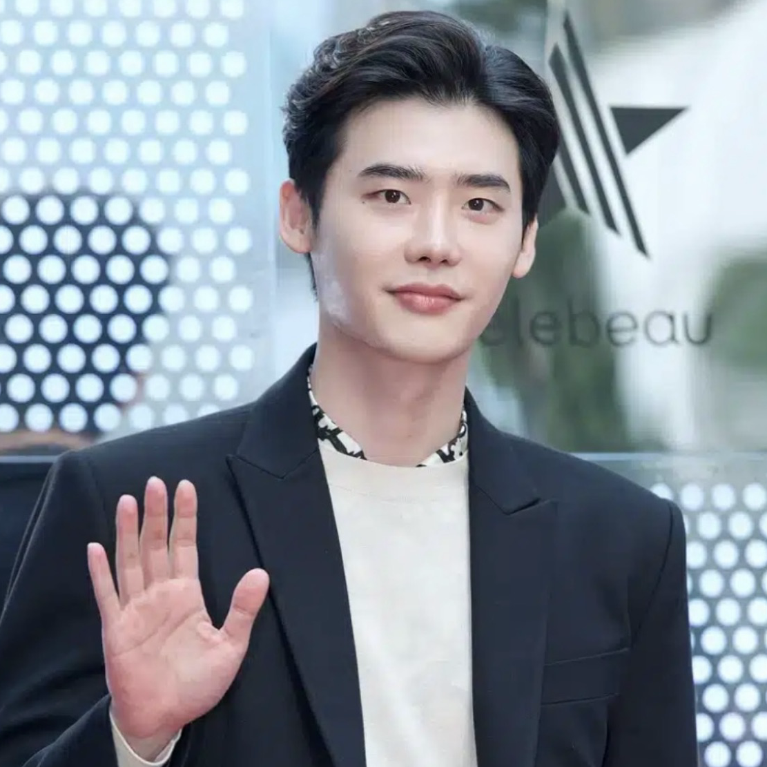 Recent activity shot of Lee Jongsuk