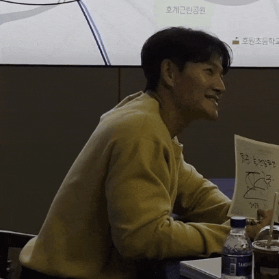 キム・ジョングクの最近の活動ショット