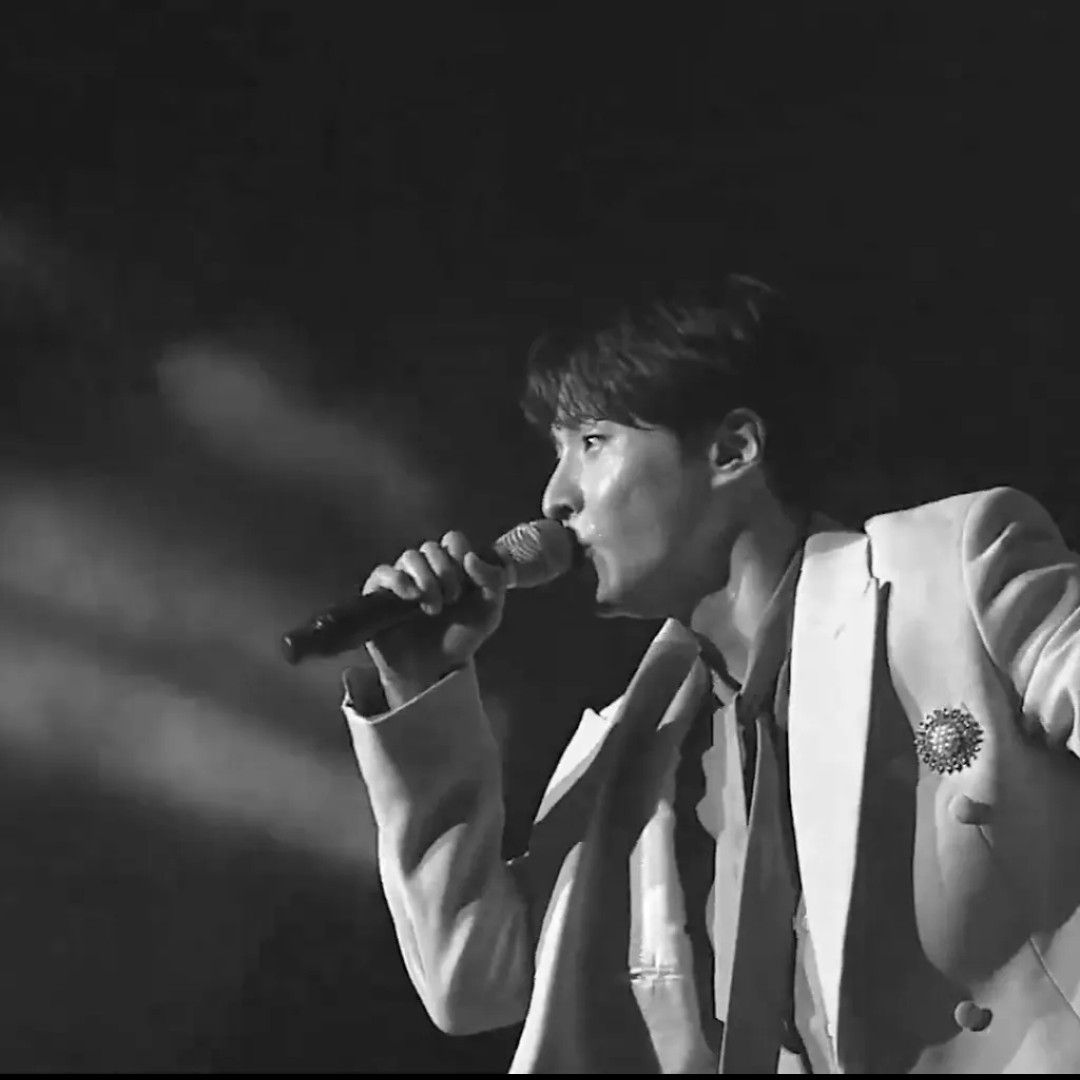 A moment captured by a fan of Seong Ri