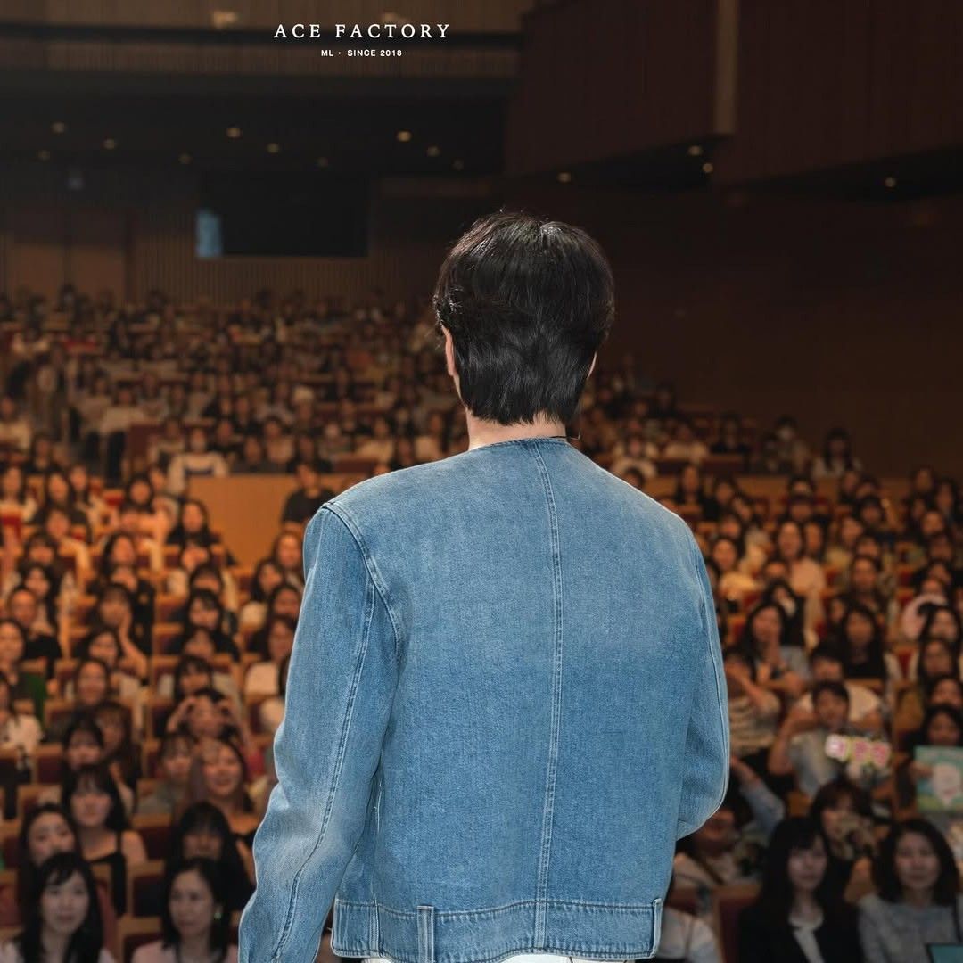 A moment captured by a fan of Lee Joonhyuk